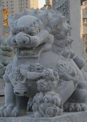 北京石雕狮子制作要点，底座要雕刻精美，狮子雕塑要雄伟。也可以在石雕狮子上在做仿铜处理。