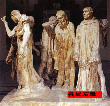 罗丹的石雕格外注重光影、明暗效果?！都永骋迕瘛纺锹夯盒械耐炔亢痛辜暗孛娴淖白笆降拇舐橐?，形成了大块面的深暗阴影，既具有浑厚的体量，又衬托了凸显心理、个性的表情与手势。