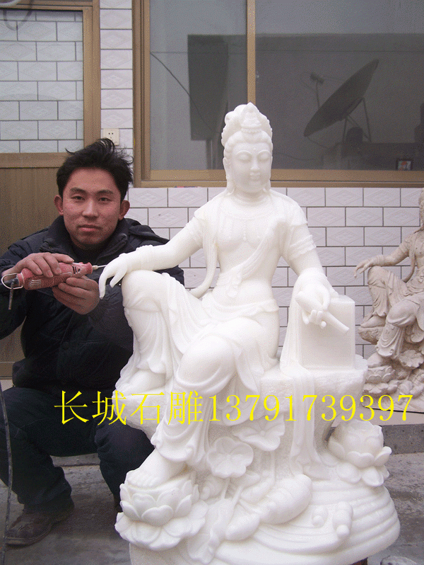 汉白玉观音刚刚制作完成。