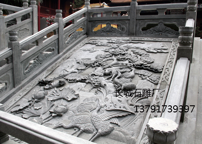 寺院石雕作品仙鹤御路，浮雕图案是松鹤吉祥图案