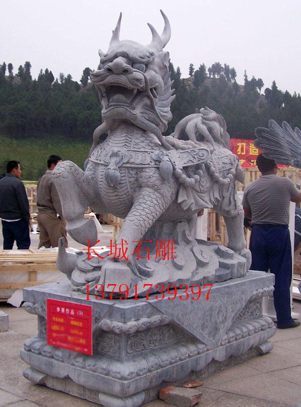 石雕麒麟雕刻工艺精美，有吉祥聚财的作用，也可以化煞。适合安装在大门口。