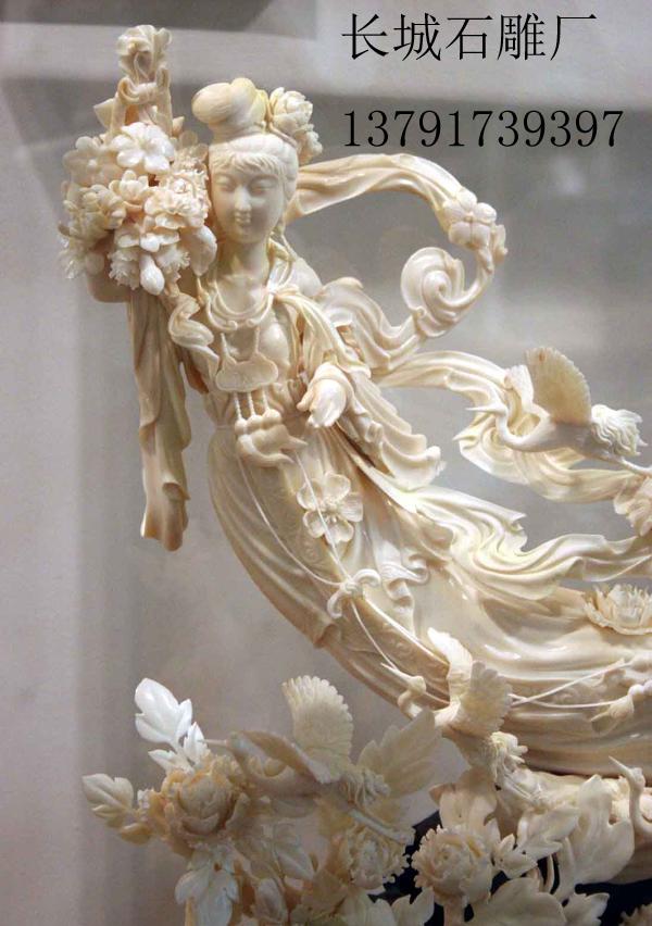 天女散花石雕雕刻作品高80厘米，宽60厘米，北京房山汉白玉料。作者对于该作品，有着自己的评论：“她的独到之处是能体现她的身材。以前咱们见的都是特别臃肿，她这个呢，根据东西方结合，它把人体能体现出来了，能看出她身体的走向，有动感。对雕塑工艺的要求也较高，丝丝缕缕的，是透雕，特别飘逸，飘逸感特别强。”正如作者自己所言，该作品很多部位采用了透雕，对石雕雕刻艺人们的刀工要求是比较苛刻的。只见天女微微弯曲的身躯，按照人体比例和结构进行塑造，身材苗条，腰肢纤细，左手提着花篮，右手正在轻散鲜花，面部露出淡淡的笑，显得雅致恬美。