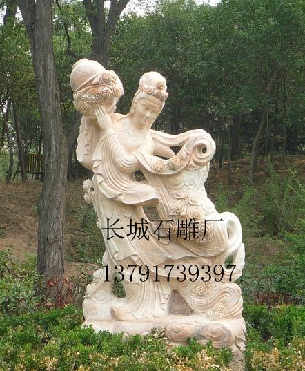 正如作者自己所言，该作品很多部位采用了透雕，对石雕雕刻艺人们的刀工要求是比较苛刻的。只见天女微微弯曲的身躯，按照人体比例和结构进行塑造，身材苗条，腰肢纤细，左手提着花篮，右手正在轻散鲜花，面部露出淡淡的笑，显得雅致恬美