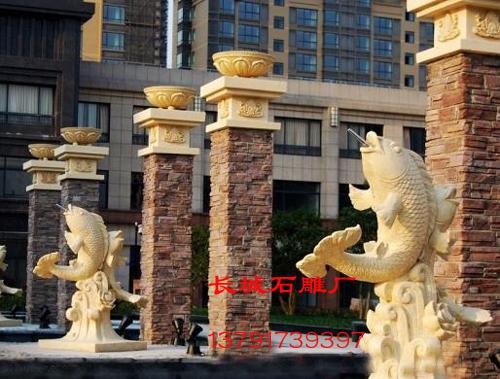 石雕鱼成为国人生活中喜庆丰稔的吉祥物。图中“鱼”与“余”和“莲”与“连”同音，取年年丰收、代代富裕之意；铺首中的四个字为“福、寿、康、宁”，意为幸福、长寿、健康、安宁。不仅如此，石雕鱼也广泛用来解释风水之说，可以招财、招福，还可以挡灾、避祸。