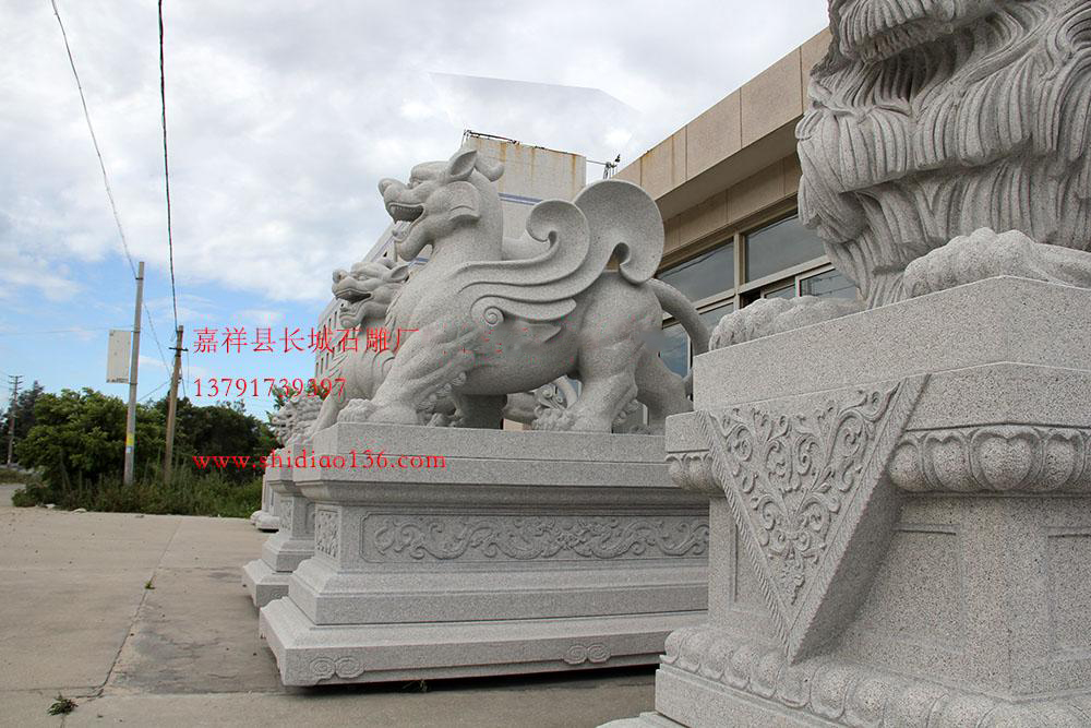 石雕貔貅在风水上用来驱邪、挡煞、镇宅其威力是无庸置疑的。相传貔貅喜爱金银财宝的味道，常咬回金银财宝来讨主人的欢心，故有言此乃招财之物。