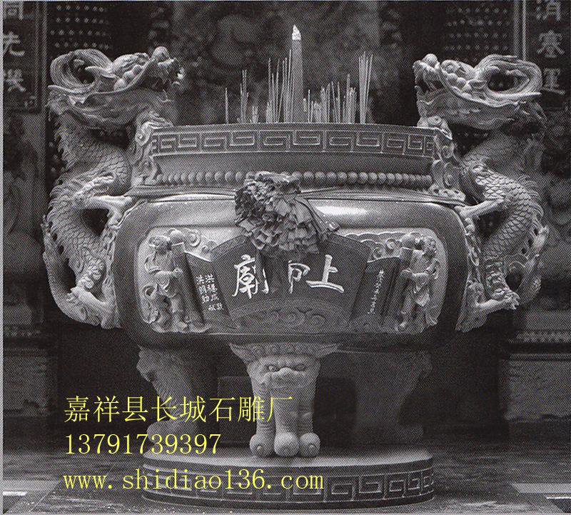 石雕香炉的用途还在于其是承接佛教香火的一个主要方式，我们通常对一座寺院的看法都是通过对香火旺不旺盛来进行的，而且在历史的演变中，有时候它的存在就是我们佛教历史的一个见证，它在时间的变迁中看惯了尘世的纷扰，带我们一起领略佛教的深厚文化底蕴。
