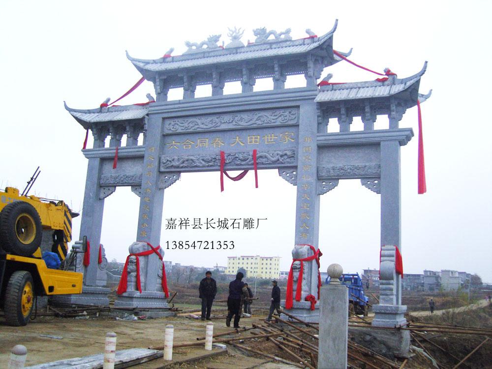 村牌坊、景区石牌楼上面雕刻的图案一般龙是首选(因为龙凤、麒麟、龙龟、石狮子是我们的传统吉祥神兽，是我们华夏民族的代表)，其次是吉祥花草等