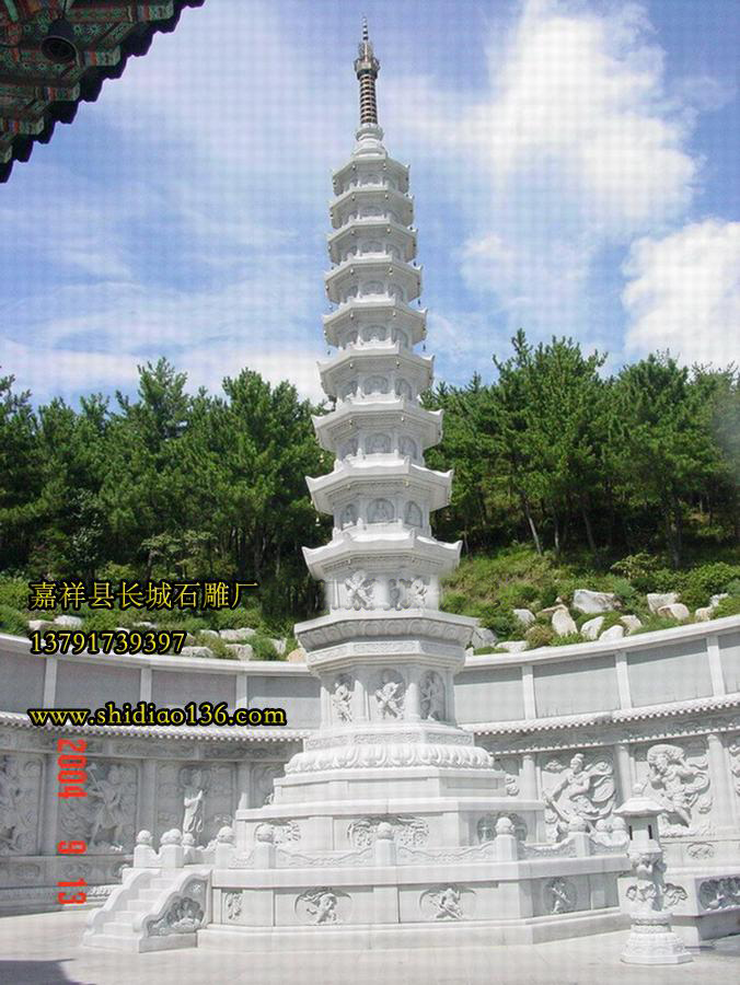 石雕佛塔-随着佛教进入中国之后也经历了一个中国化的历程，印度的风格早在汉朝时期就被改造为多层楼阁式的形态。佛塔最初的材料是木材，建在佛寺的正中央，佛寺中最主要的建筑。