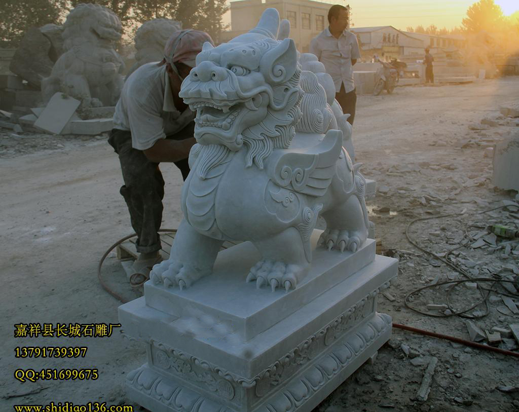 石雕貔貅寓意深刻，它在古代就是帝王钟情的吉祥物，希望自己国家繁荣昌盛，源远流长，人民富足，幸福安康，它的雕刻技艺流芳百世，古往今来，每个想让自己生意兴隆的顾客都会选择它为自己招来财运。