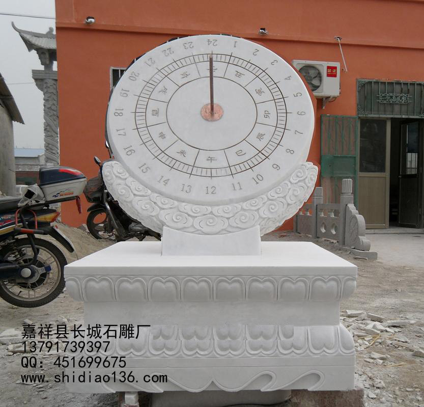 从古代延伸到现代，日晷雕刻的用途也从原本的计时性质，慢慢的多了观赏的艺术价值。长城石雕出品的日晷雕刻，就是计时和观赏价值都非常高的艺术品，在游览码头、公园等景点位置，都能看到一个个古典艺术的日晷装饰了我们的生活！