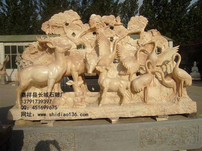 石雕鹿和鹤都是风水中代表健康长寿的灵物。鹿童、鹤童仙子是老寿星南极仙翁坛下的高徒。“鹿鹤衔芝”吉祥物，梅花鹿卧一大寿桃旁，一仙鹤并立，鹿鹤共同衔一颗灵芝仙草。寓示延年益寿、健康吉祥、永葆青舂。