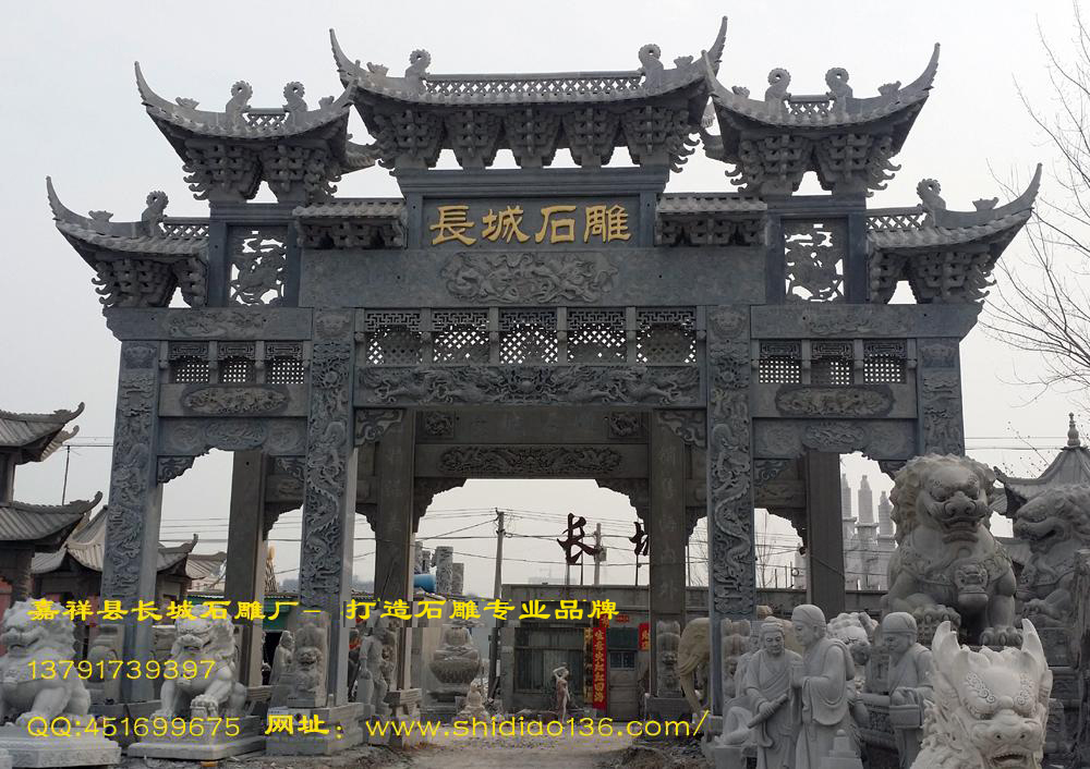 这是我厂前面摆放的石雕牌坊样品，这座牌坊的工艺在全国都是数一数二的。